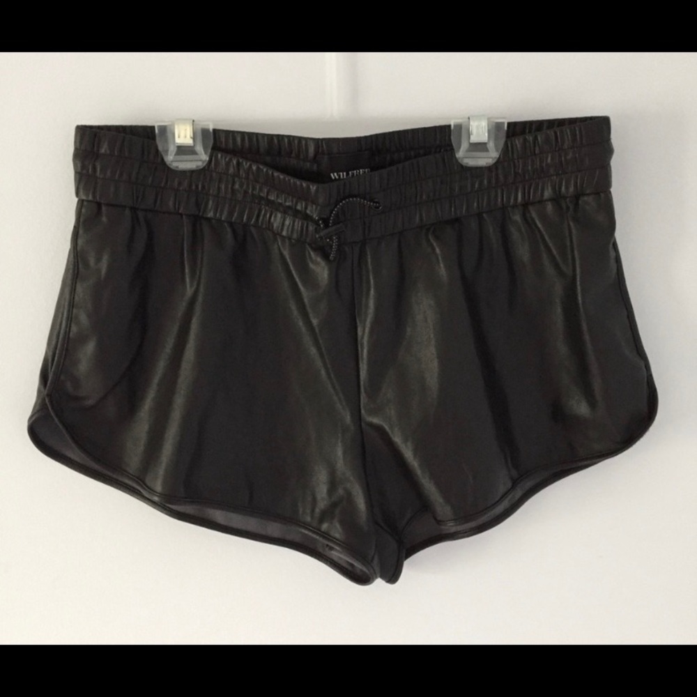 Wilfred FREE Leather shorts